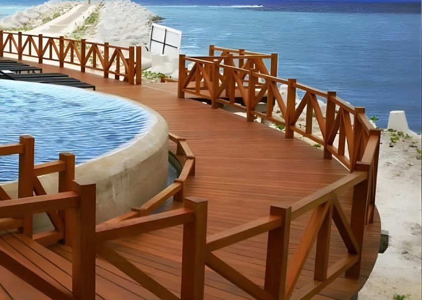 Raspagem profissional de piso de madeira em ambiente residencial